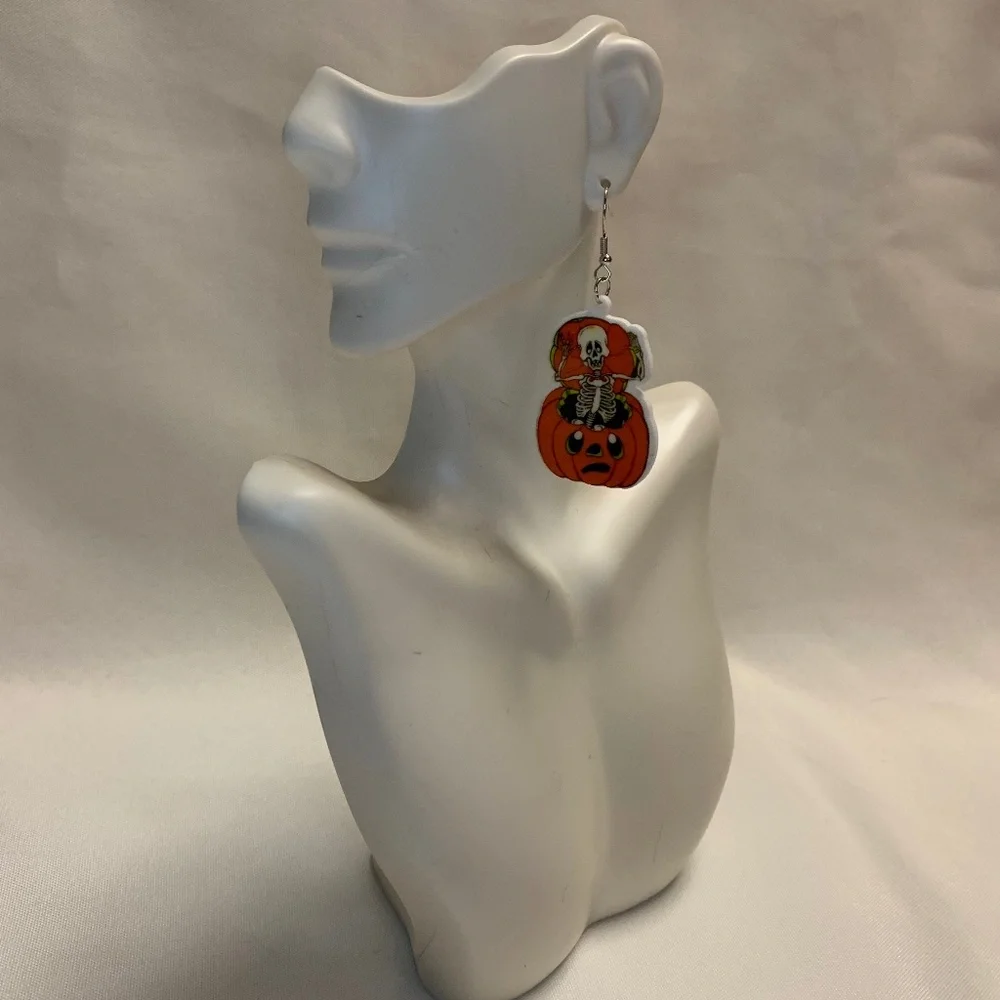 NWT! Adorable Acrylic Retro Design Skeleton and Pumpkin Halloween Earrings!